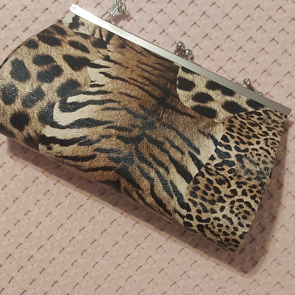 Elegant Leopard Print Wristlet Clutch - Picture 4 of 5